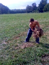 Mattia lavora nei campi