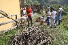 Raccolta della legna per accendere il fuoco